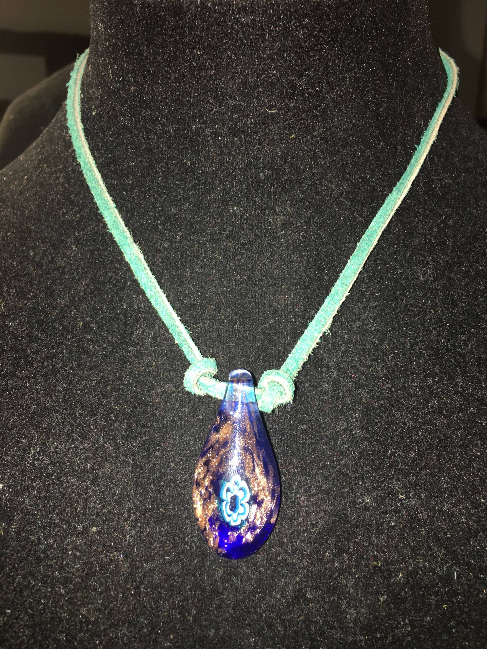 Vintage Retro Murano Wie Blau Kupfer Glas Anhänger Auf Grün Wildleder Schnur von ChaDavidVintage