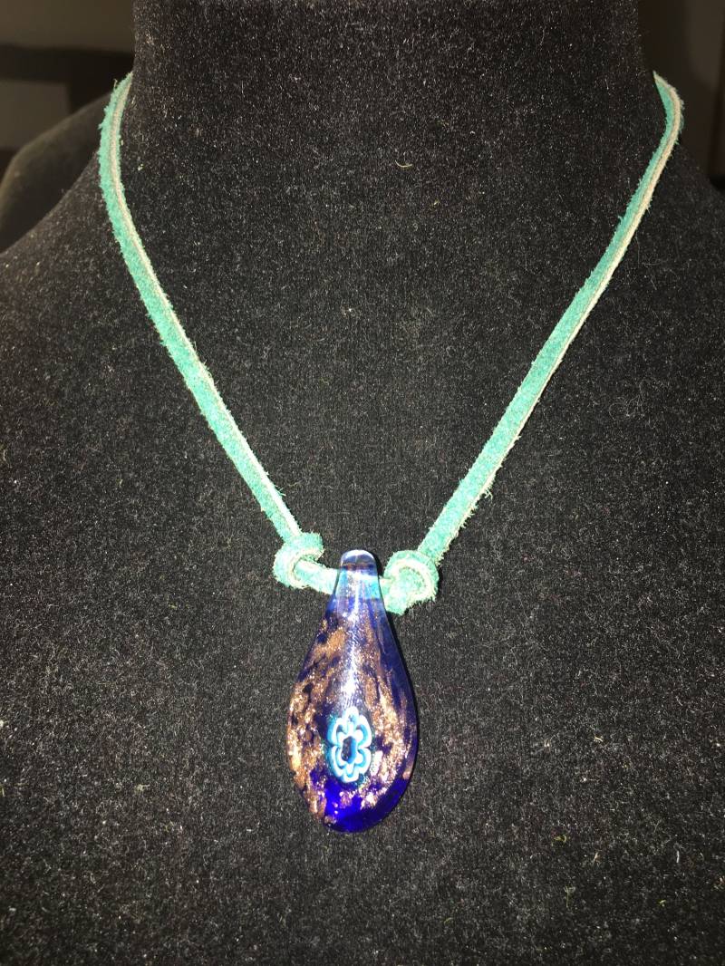 Vintage Retro Murano Wie Blau Kupfer Glas Anhänger Auf Grün Wildleder Schnur von ChaDavidVintage