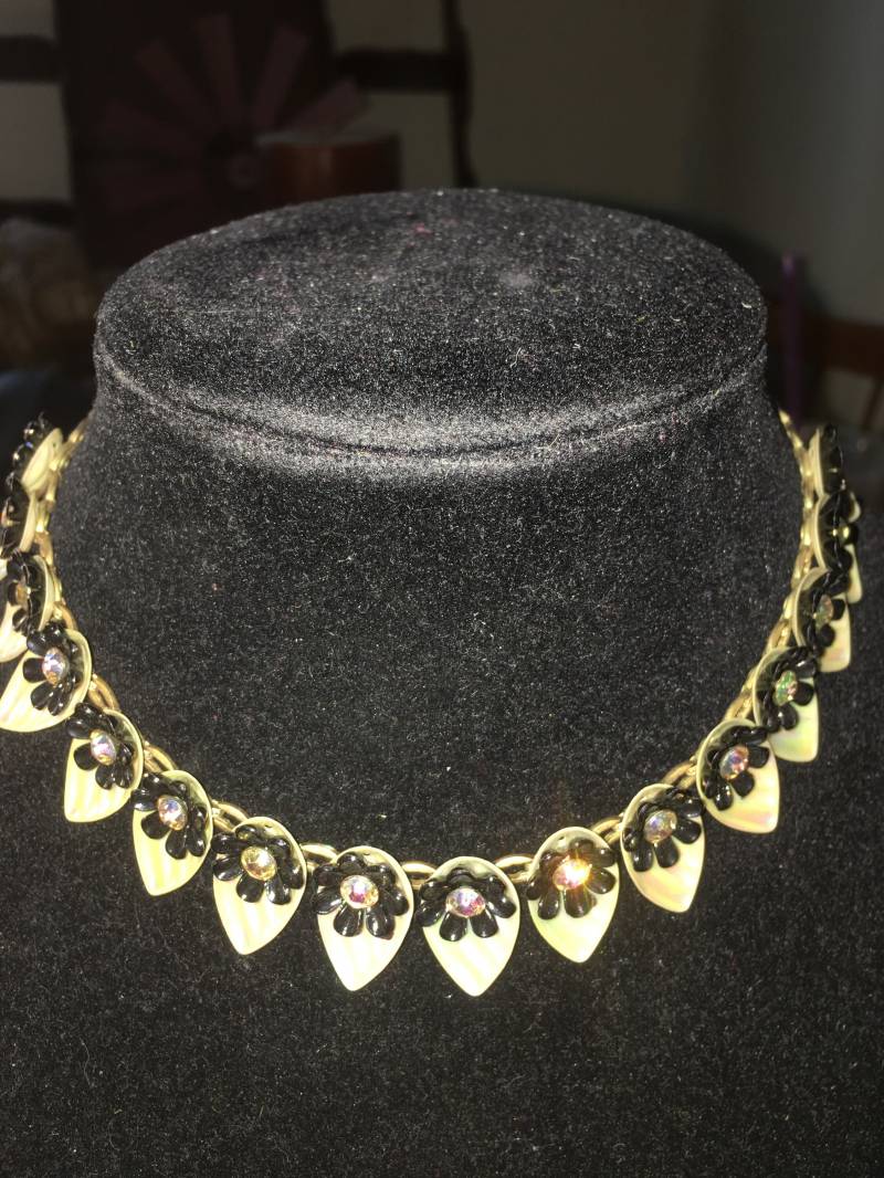 Vintage Schwarz Und Weiß Blumen Halskette Vintage Schwarz Und Weiß Blumen Halskette von ChaDavidVintage