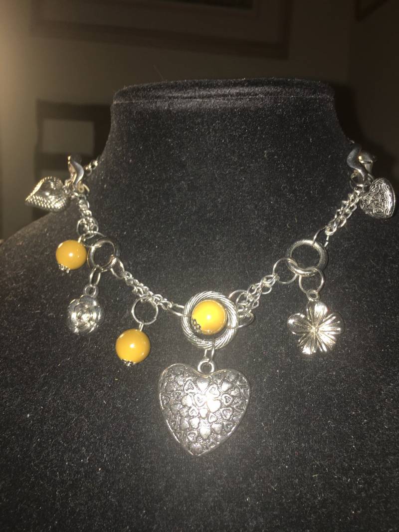 Vintage Silber Ton Strukturierte Herz Mit Blumen Und Camel Perlen Halskette # von ChaDavidVintage