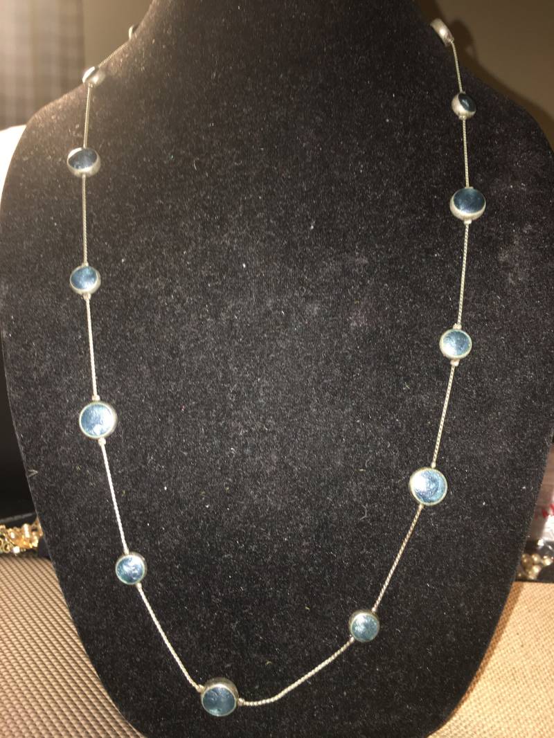 Vintage Silberfarbene Halskette Mit Blauen Perlen Vintage Silberfarbene Halskette Mit Blauen Perlen von ChaDavidVintage