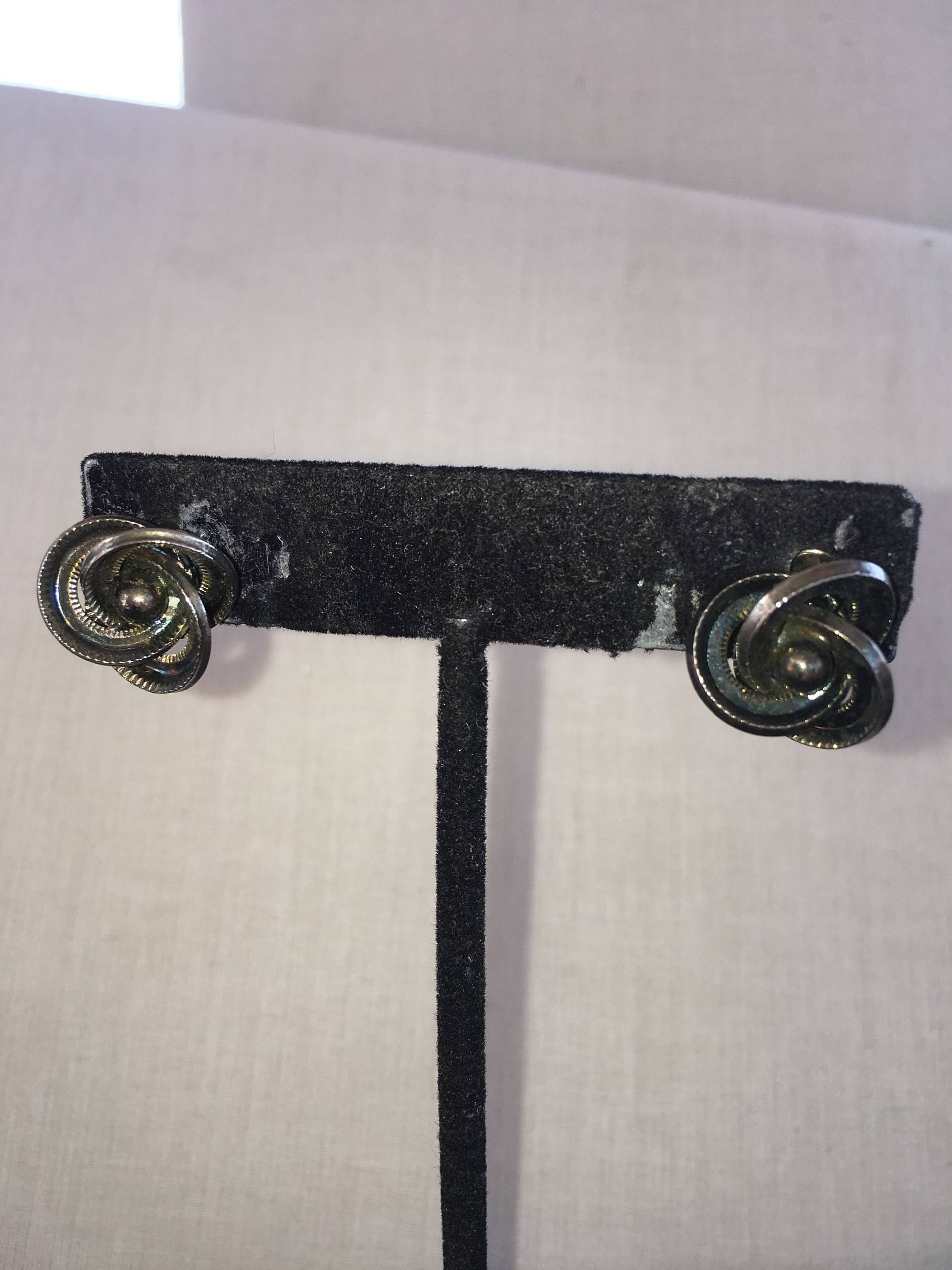 Vintage Silberfarbene Texturierte Knotenohrringe von ChaDavidVintage