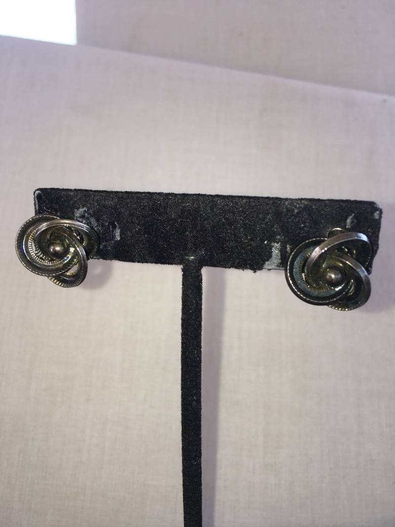 Vintage Silberfarbene Texturierte Knotenohrringe von ChaDavidVintage