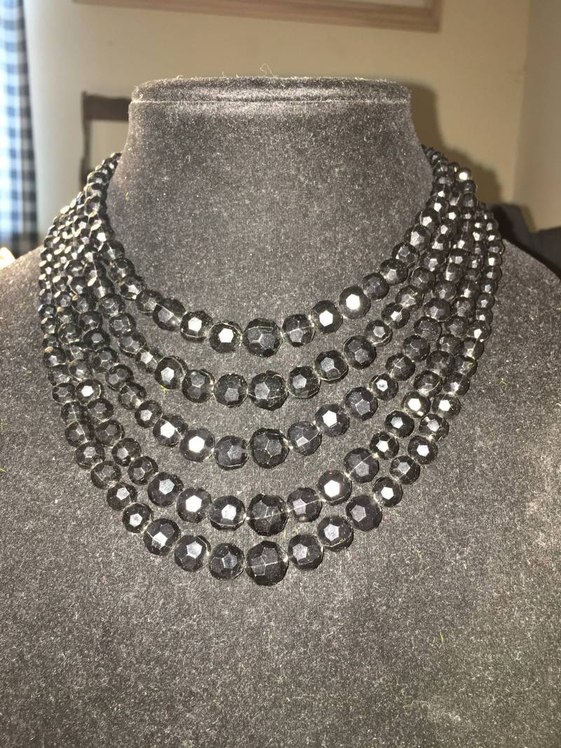Vintage Statement Runway Multi Strang Schwarze Acryl Perlen Halskette, Signiert Hong Kong Vintage Statement Runway Multi Strang Schwarze Acryl Perlen Halskette, Signiert Hong Kong von ChaDavidVintage