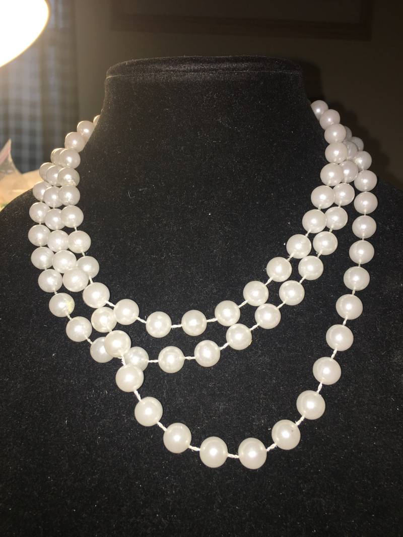 Vintage Super Lange Flapper Oder Opernlänge Weiße Perlenkette Vintage Super Lange Flapper Oder Opernlänge Weiße Perlenkette von ChaDavidVintage