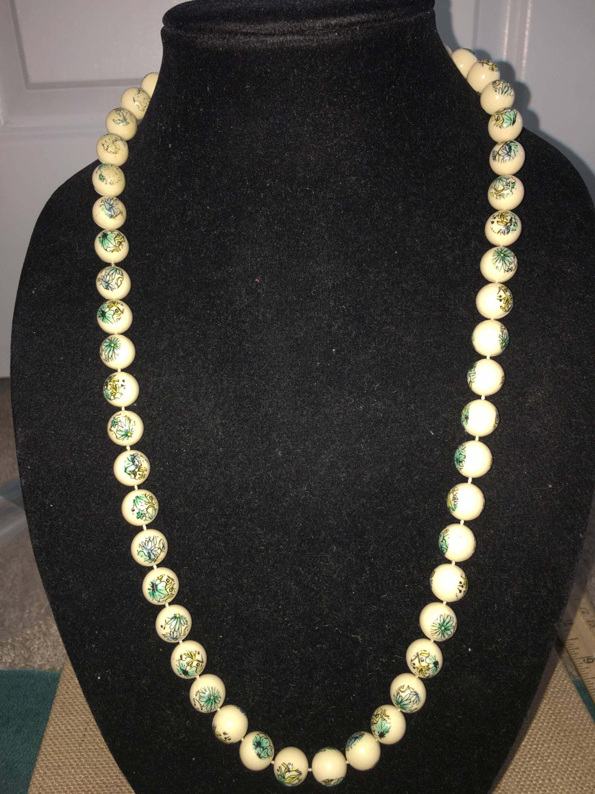 Vintage Super Süße Creme Glasperle Mit Blauen Blumen Halskette von ChaDavidVintage