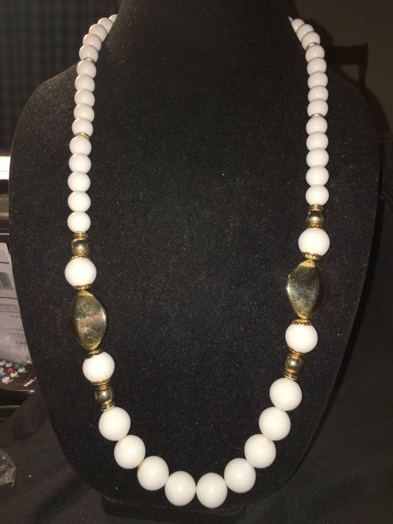 Vintage Weiße Abgestufte Perlen Mit Goldfarbenen Akzenten Vintage Weiße Abgestufte Perlen Mit Goldfarbenen Akzenten von ChaDavidVintage