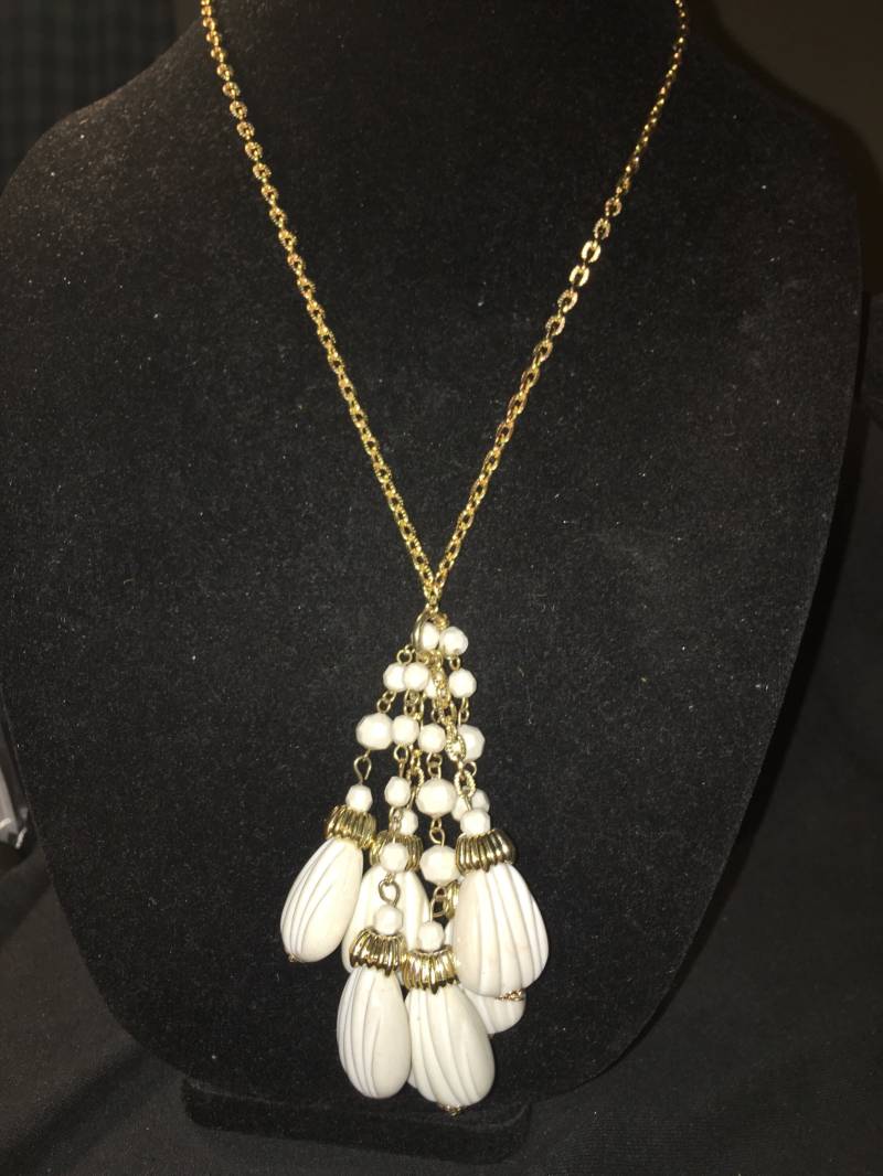 Vintage Weiße Acryl Baumelt Mit Goldfarbenen Akzenten An Einer Kette, Signiert Hong Kong Vintage Weiße Acryl Baumelt Mit Goldfarbenen Akzenten An Einer Kette, Signiert Hong Kong von ChaDavidVintage