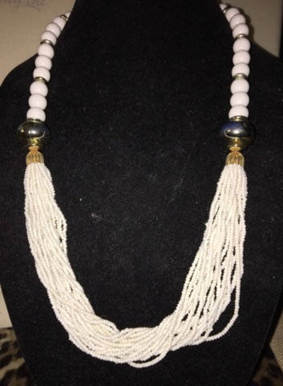 Vintage Weiße Perlenkette Mit Gold - Und Silberfarbenen Perlen Vintage Weiße Perlenkette Mit Gold - Und Silberfarbenen Perlen von ChaDavidVintage