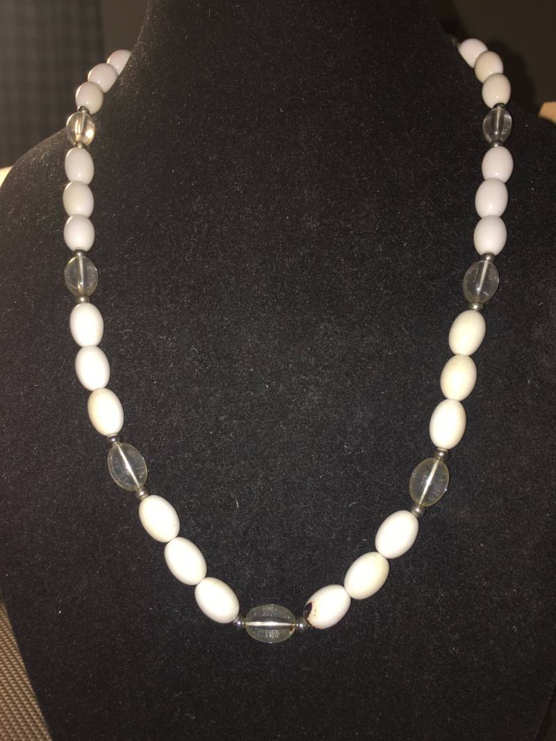 Vintage Weiße Und Durchsichtige Perlenkette Mit Silberfarbenen Akzenten Vintage Weiße Und Durchsichtige Perlenkette Mit Silberfarbenen Akzenten von ChaDavidVintage