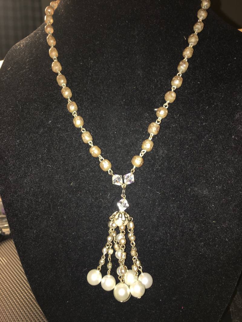 Vintage Weiße Und Off-White Perlen-Perlen-Perlen-Halskette Mit Einer Perlen-Quaste von ChaDavidVintage