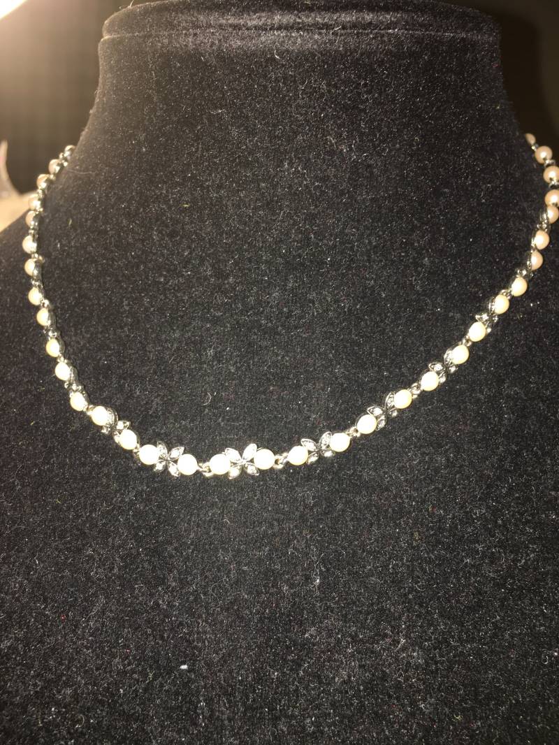 Vintage Zierliche Perlenkette Mit Silberfarbenen Akzenten Vintage Zierliche Perlenkette Mit Silberfarbenen Akzenten von ChaDavidVintage