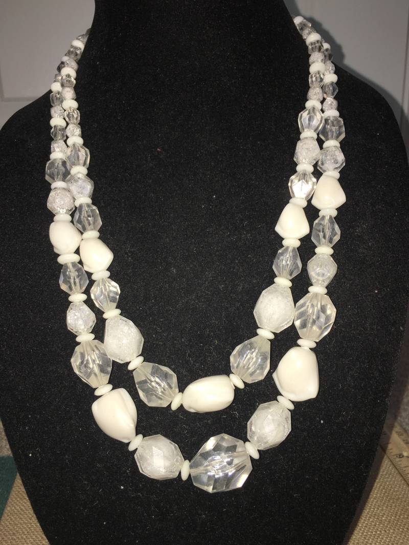 Vintage Zweireihige Weiße Abgestufte Perlenkette, Signiert Western Germany Vintage Zweireihige Weiße Abgestufte Perlenkette, Signiert Western Germany von ChaDavidVintage