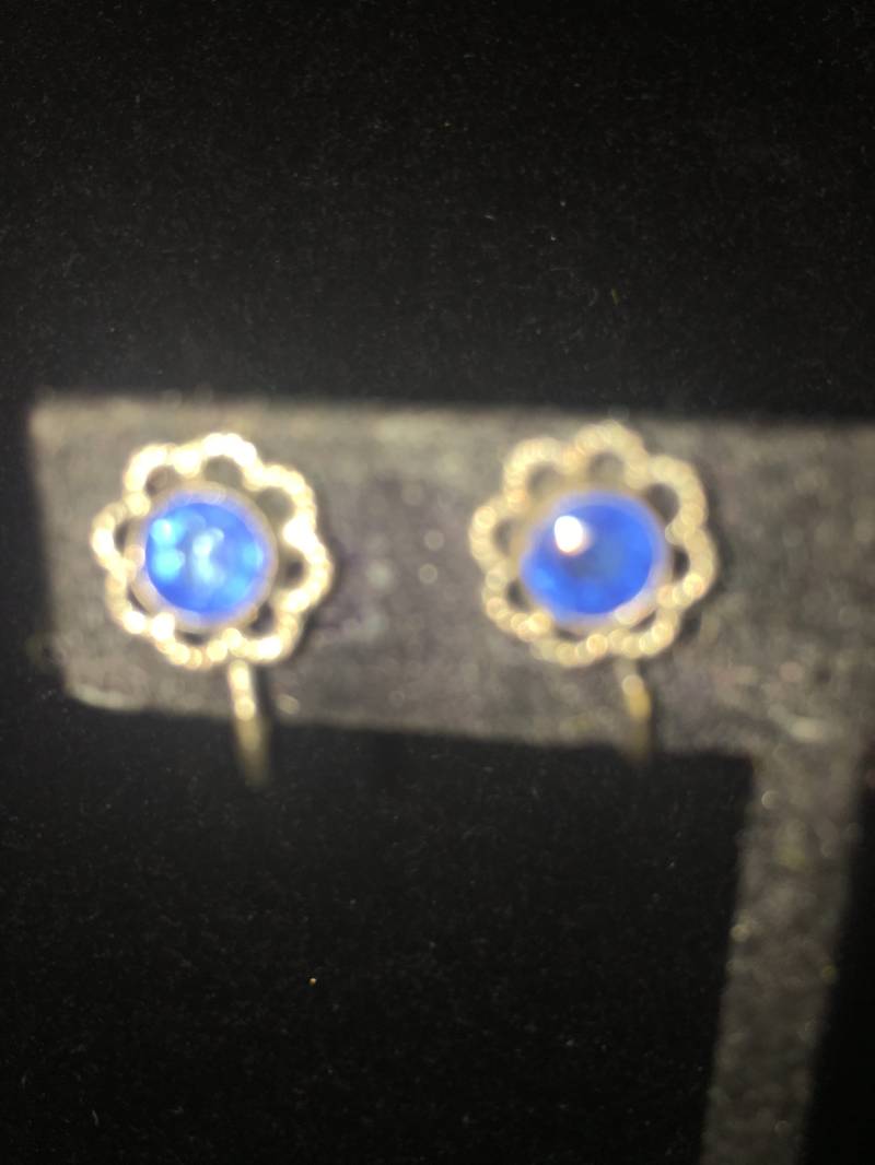 Zierliche Vintage Blume Mit Mittelblauen Strasssteinen An Silberfarbenen Ohrsteckern Zierliche Vintage Blume Mit Mittelblauen Strasssteinen An Silberfarbenen Ohrsteckern von ChaDavidVintage