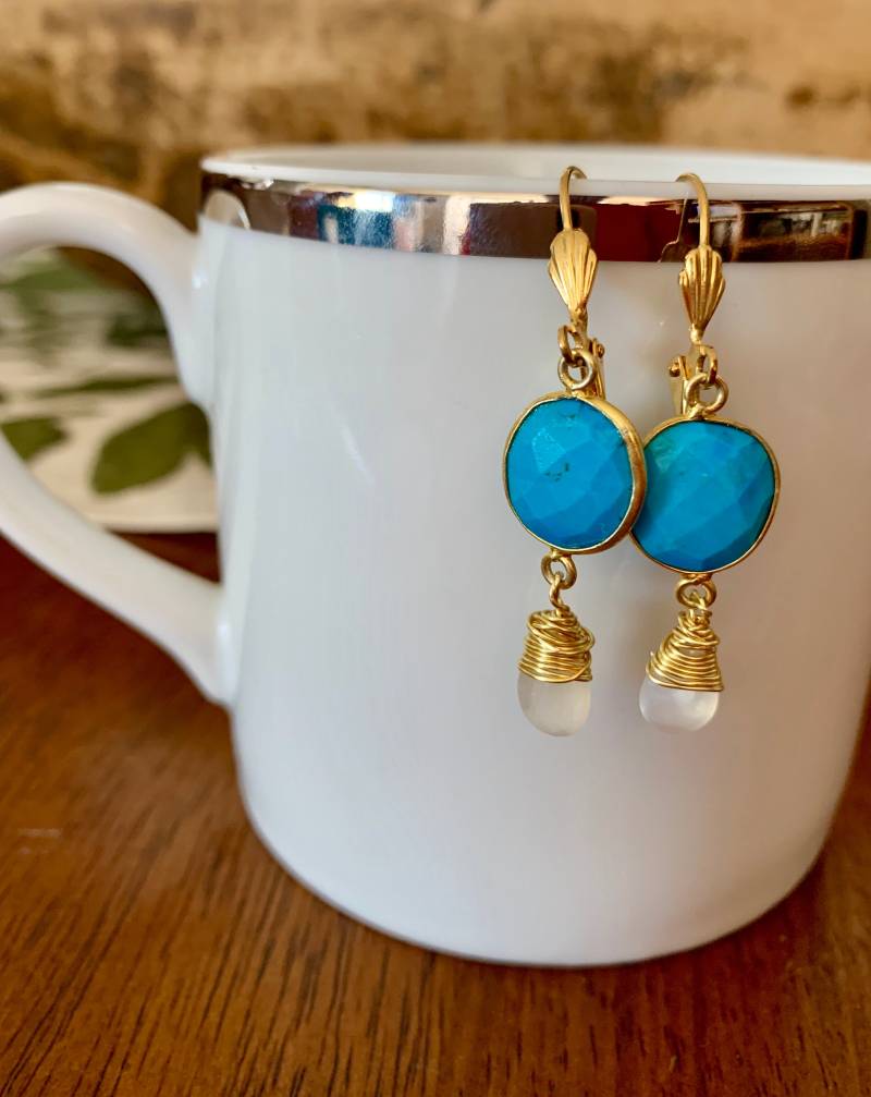 Howlite Türkis Facettierte Ohrringe Mit Mondstein Tropfen von ChachShop