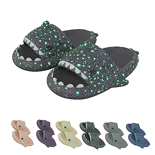 Galaxy Shark Slides leuchten im Dunkeln, Cloud Shark Hausschuhe Damen Herren Sommer rutschfeste Open Toe Shark Hausschuhe (Galaxy Dark gray, 40/41 EU) von Chagoo