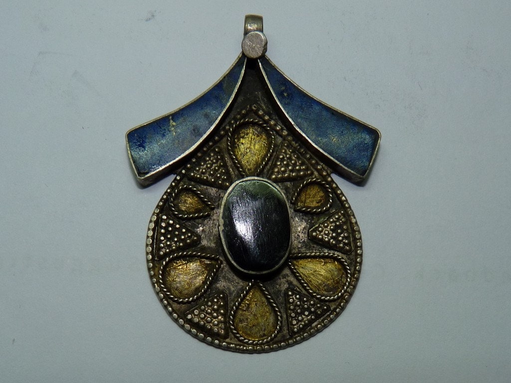 Antike Niedrigen Silber Turkoman Turkeman Pointille Anhänger Blau Edelsteine, 5, 5 X 4 cm Antike Niedrigen Silber Turkoman Turkeman Pointille Anhänger Blau Edelsteine, 5, 5 X 4 cm von ChaiArtsCollectibles