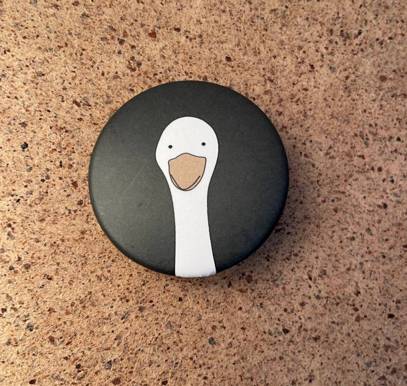 Gans Button Pin B-Ware von ChaiBaerSpace