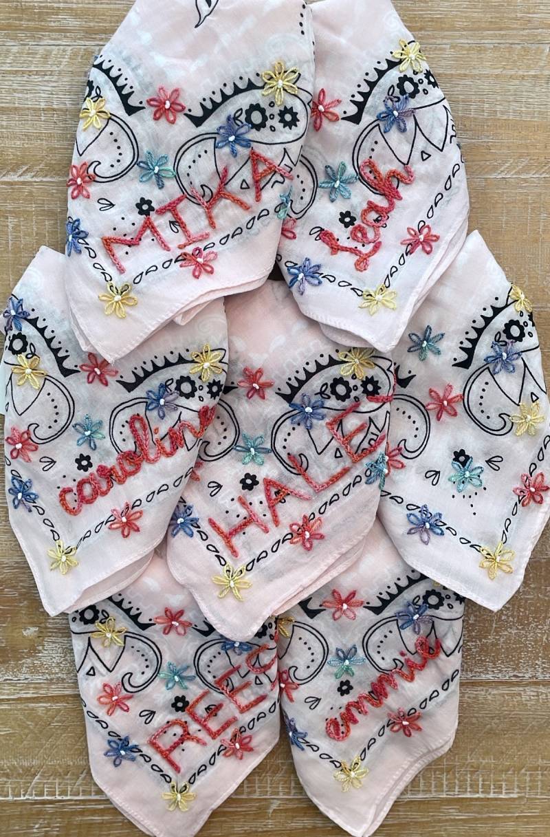 Kettenstich Hand Bestickt Bandana Baumwolle | Helle Gänseblümchen Benutzerdefinierter Name Oder Initialen Bachelorette Brautjungfer Geschenk Kettenstich Hand Bestickt Bandana Baumwolle | Helle Gänseblümchen Benutzerdefinierter Name Oder Initialen Bachelorette Brautjungfer Geschenk von ChainStitchBandit
