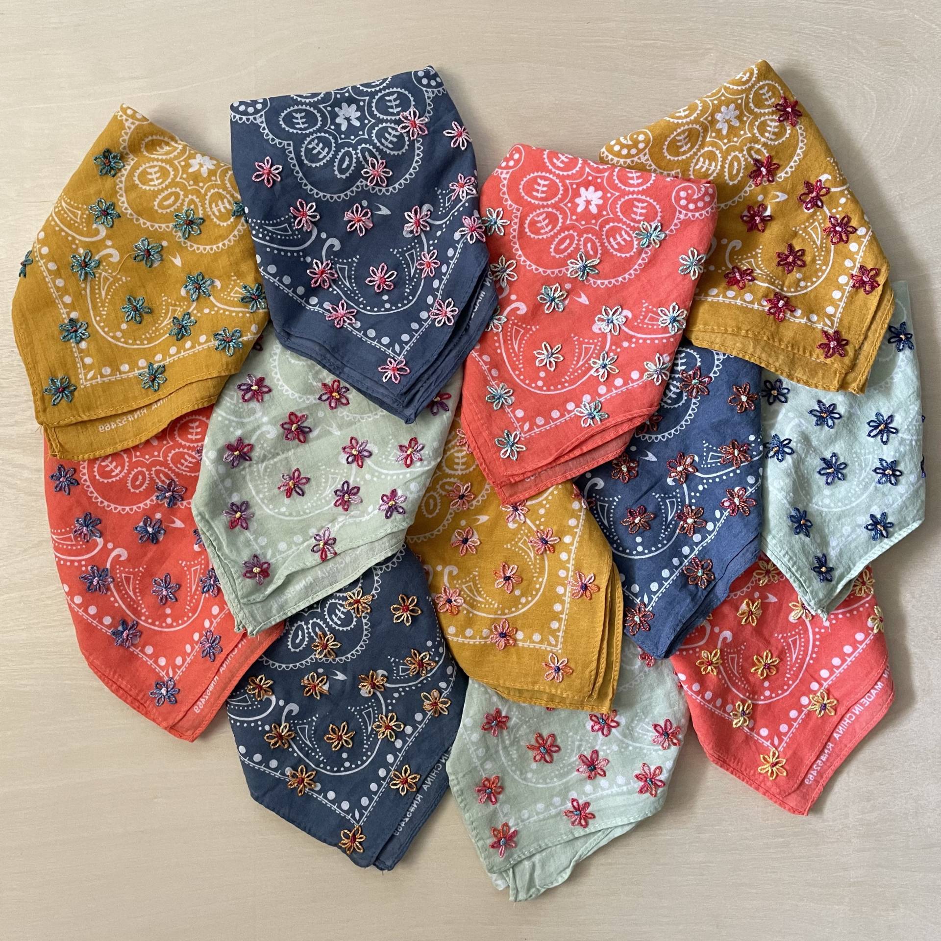 Kettenstich Hand Bestickt Bandana Baumwolle | Wildblumen Benutzerdefinierter Name Oder Initialen Bachelorette Brautjungfer Geschenk Mädels Wochenende von ChainStitchBandit