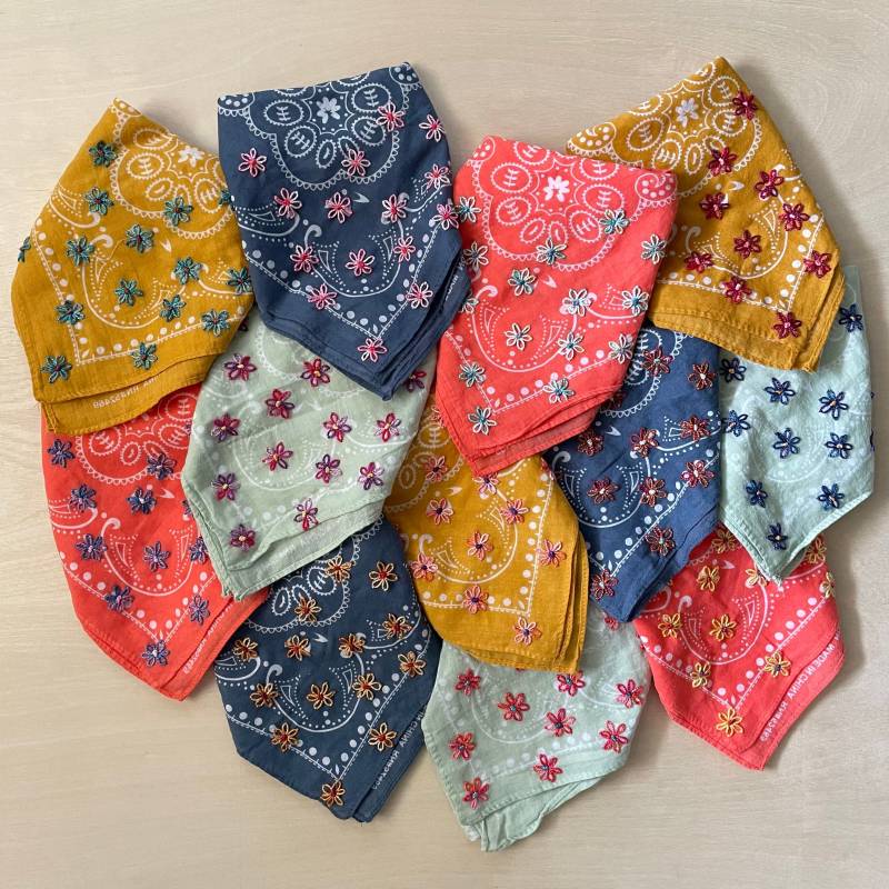 Kettenstich Hand Bestickt Bandana Baumwolle | Wildblumen Benutzerdefinierter Name Oder Initialen Bachelorette Brautjungfer Geschenk Mädels Wochenende Kettenstich Hand Bestickt Bandana Baumwolle | Wildblumen Benutzerdefinierter Name Oder Initialen Bachelorette Brautjungfer Geschenk Mädels Wochenende von ChainStitchBandit