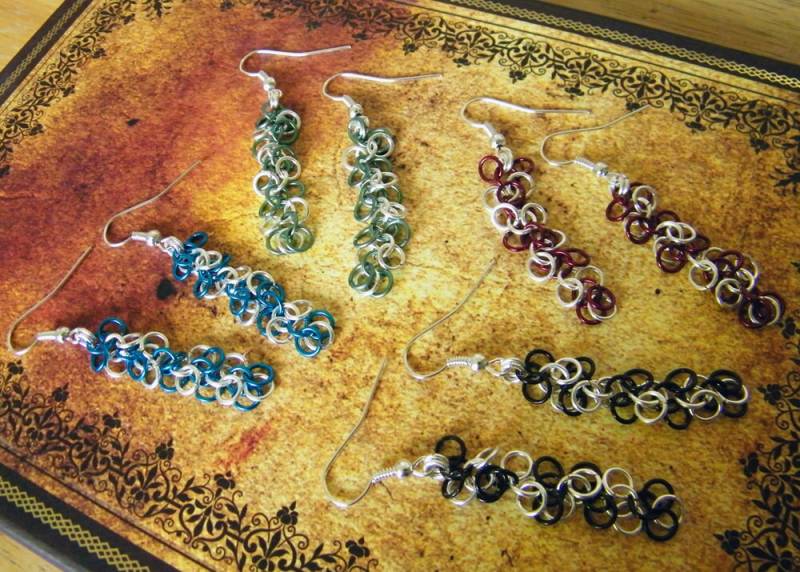 Shaggy Loops Chainmaille Ohrringe in Blau, Grün, Rot Und Schwarz Shaggy Loops Chainmaille Ohrringe in Blau, Grün, Rot Und Schwarz von ChainedBeauty