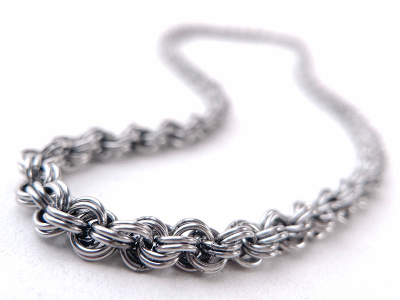 Dünne Chainmaille-Kette Aus Edelstahl, Königsspirale Und Geschweißtem Kettenanhänger Dünne Chainmaille-Kette Aus Edelstahl, Königsspirale Und Geschweißtem Kettenanhänger von ChainmailleByBim