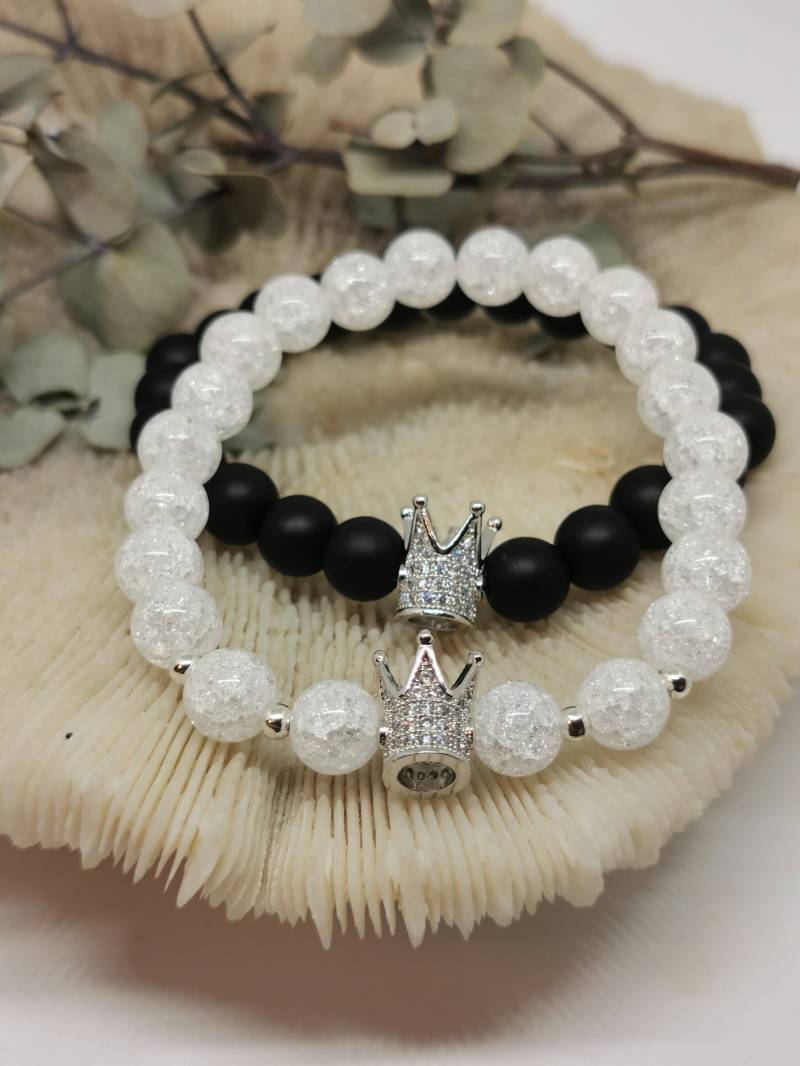2Er Set King & Queen Partnerarmband Mit Silbernen Kronen | 1x Crystal White + 1x Onyx Black Perlenarmband, Geschenkidee, Couplegifts von ChainyDE