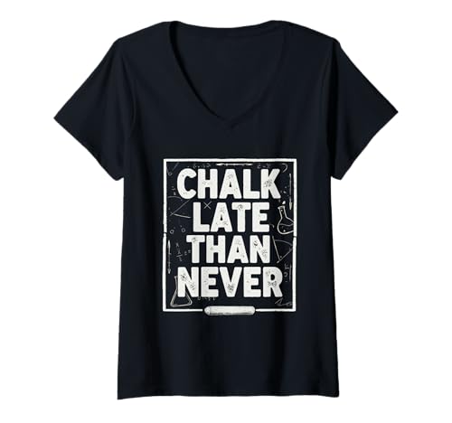 Damen Science Teacher Kreide Late Than Never School Student Graphic T-Shirt mit V-Ausschnitt Damen Science Teacher Kreide Late Than Never School Student Graphic T-Shirt mit V-Ausschnitt von Chalkboard Humor Co.