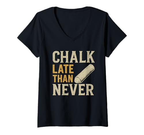 Damen Science Teacher Kreide Late Than Never School Student Graphic T-Shirt mit V-Ausschnitt Damen Science Teacher Kreide Late Than Never School Student Graphic T-Shirt mit V-Ausschnitt von Chalkboard Humor Co.