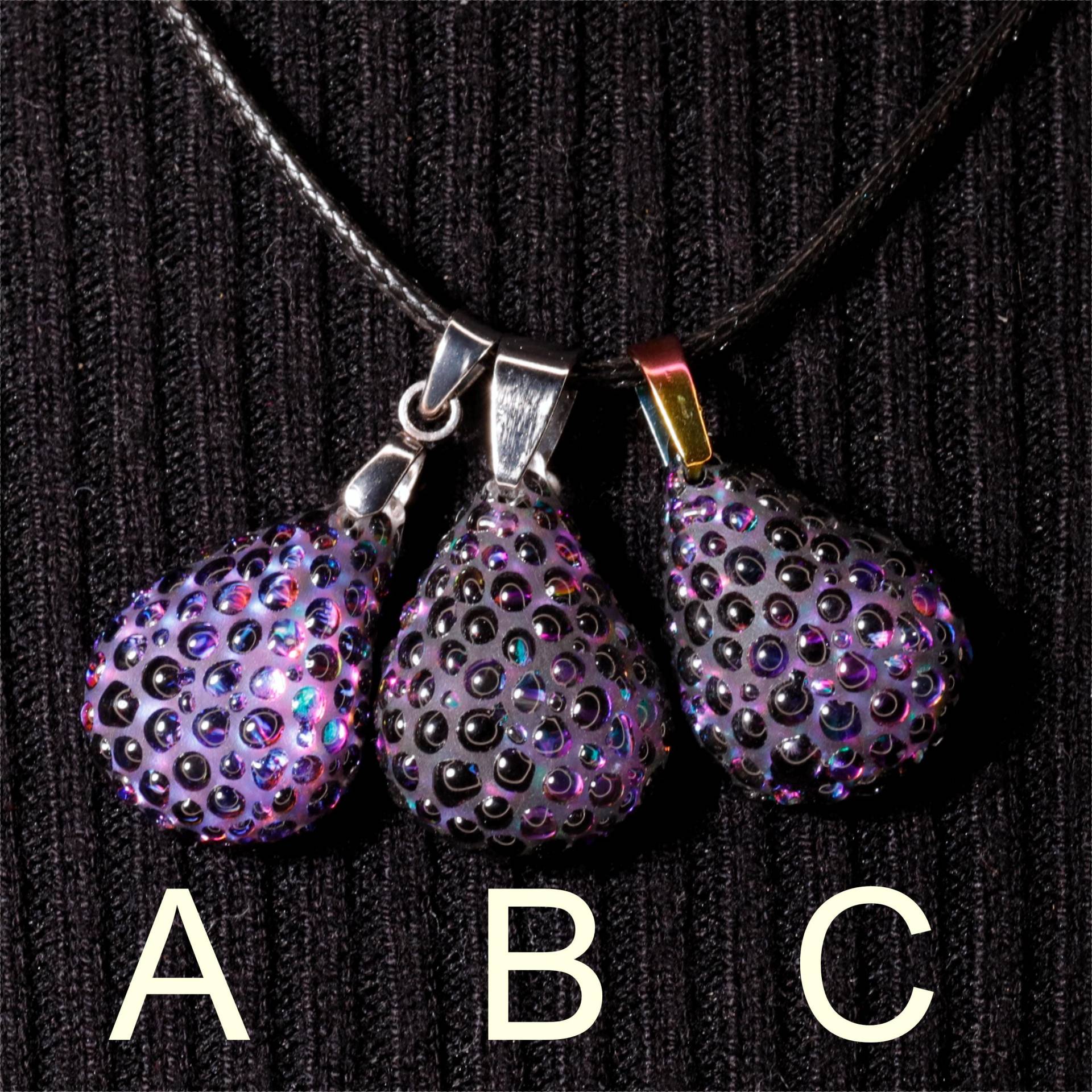 Glitzernder Charm/Kettenanhänger in Tropfenform, Lila/Violett; 1 Stück; Schimmernd Glitzernder Charm/Kettenanhänger in Tropfenform, Lila/Violett; 1 Stück; Schimmernd von Chalkcharms
