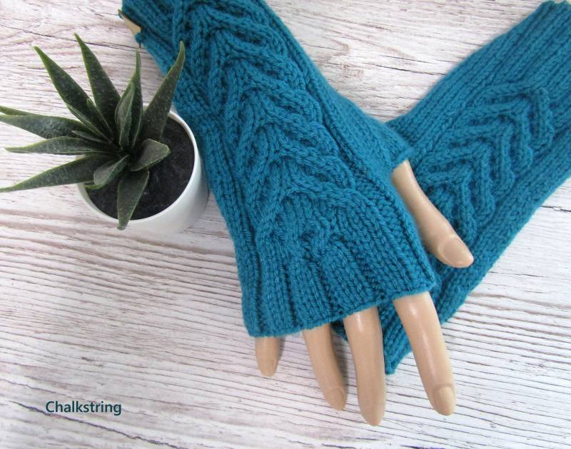 Handgestrickte Jadefarbene Pulswärmer Mit Zopfmuster. Fingerlose Handschuhe. Geburtstagsgeschenk. Muttertagsgeschenk von Chalkstring