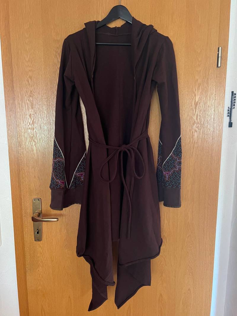 Handbestickter Shipibo Mantel Mit Kapuze Gr. S von ChamadoDaFloresta