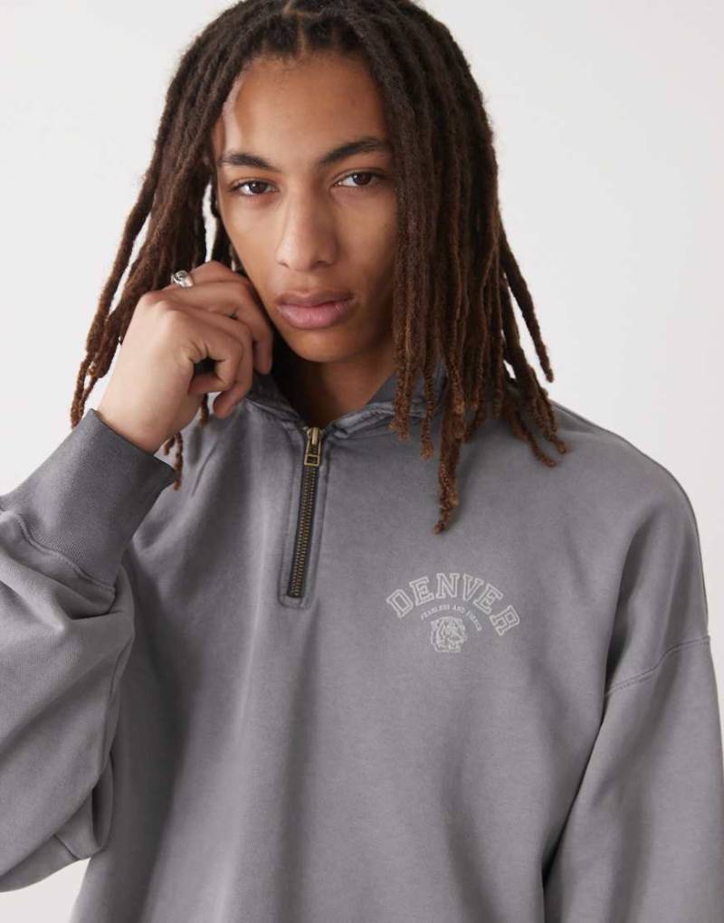 Champion - Sweatshirt in verwaschenem Schwarz mit Polokragen und Rückenprint von Champion