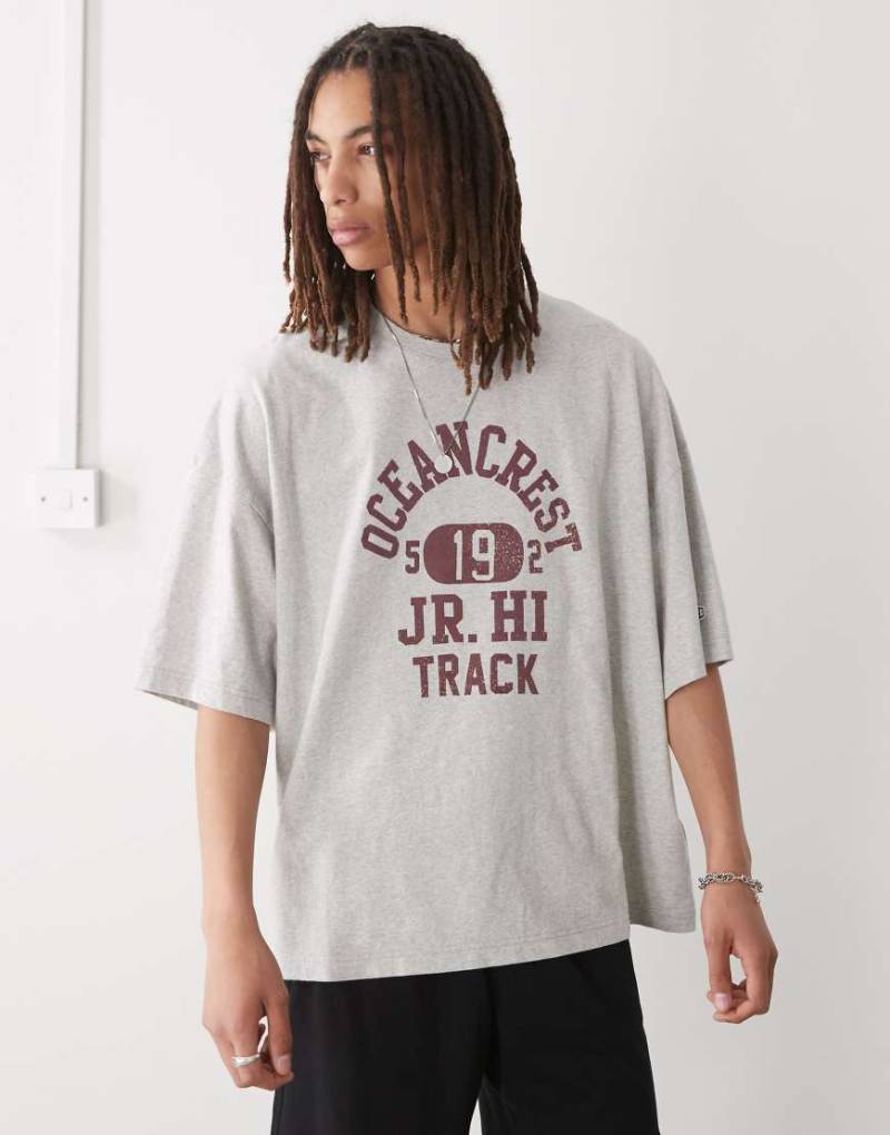Champion - T-Shirt in Grau mit Grafikprint von Champion