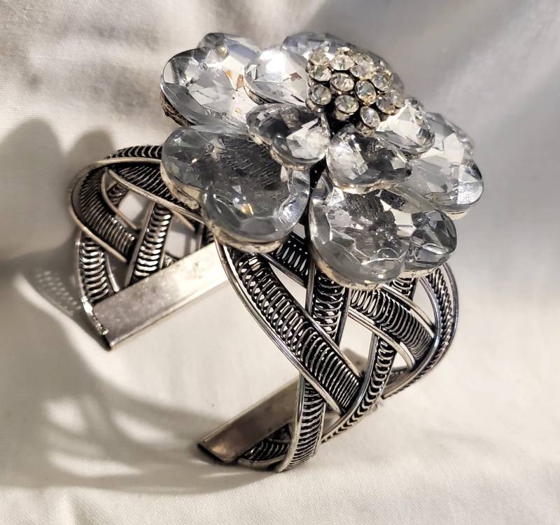 Geflochtener Armreif Mit Großer Blume von ChampysAccessories