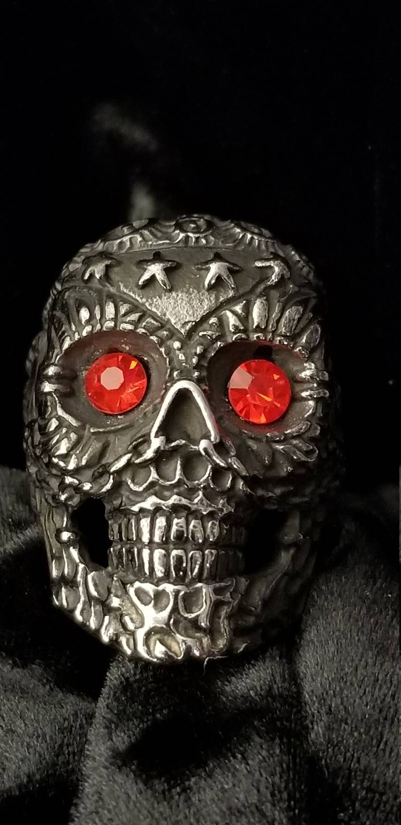 Graperte Schädel Mit Roten Augen von ChampysAccessories