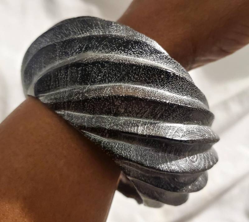 Swirl Wood Armreif Graues Boho-Armband von ChampysAccessories