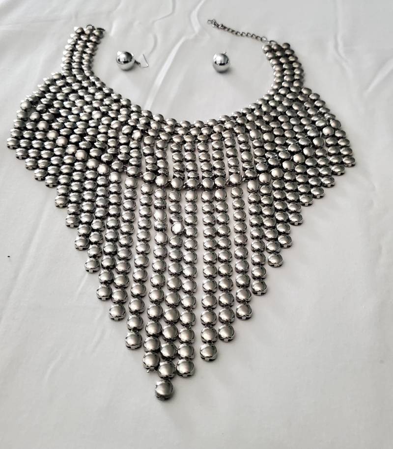 stud Fringe Bib Halskette & Ohrring Set - Gold von ChampysAccessories