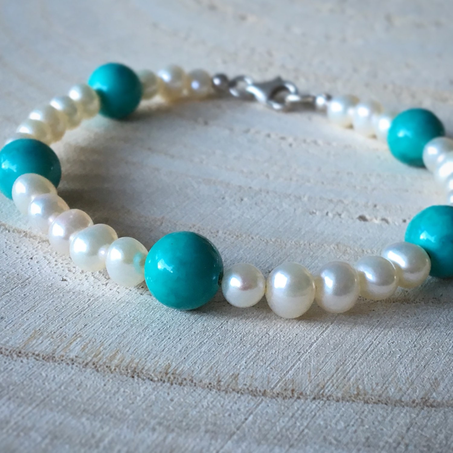 Santorini // Türkis Und Weiße Süßwasserperle Am Strandarmband Sterling Silber Karabinerverschluss Santorini // Türkis Und Weiße Süßwasserperle Am Strandarmband Sterling Silber Karabinerverschluss von ChanatipJewelry