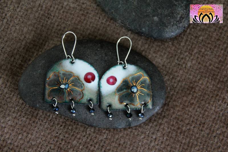 Nur Eine | Boho Blumen Ohrringe Handmade Emaille Anhänger Original Handwerkliche Auf Kupfer Weiß Graue von ChandraMalaJewellery