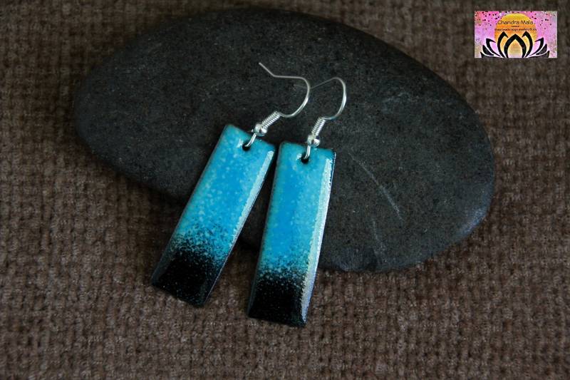 Nur Ein | Originale Blaue Und Schwarze Rechteckige Ohrringe Handgefertigter Emaille Charm Lange Stabohrringe Kunsthandwerklich Hergestellte Heiße von ChandraMalaJewellery
