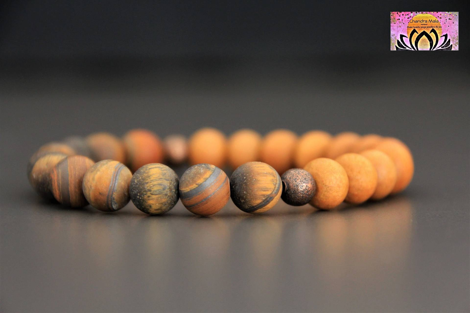 Sandelholz Tigerauge Armband-Erdungsstabilisierender Schutz-Edelstein Stretch Armband-Kristall Heilung Armband-Yoga Schmuck-Handgelenk Mala Sandelholz Tigerauge Armband-Erdungsstabilisierender Schutz-Edelstein Stretch Armband-Kristall Heilung Armband-Yoga Schmuck-Handgelenk Mala von ChandraMalaJewellery