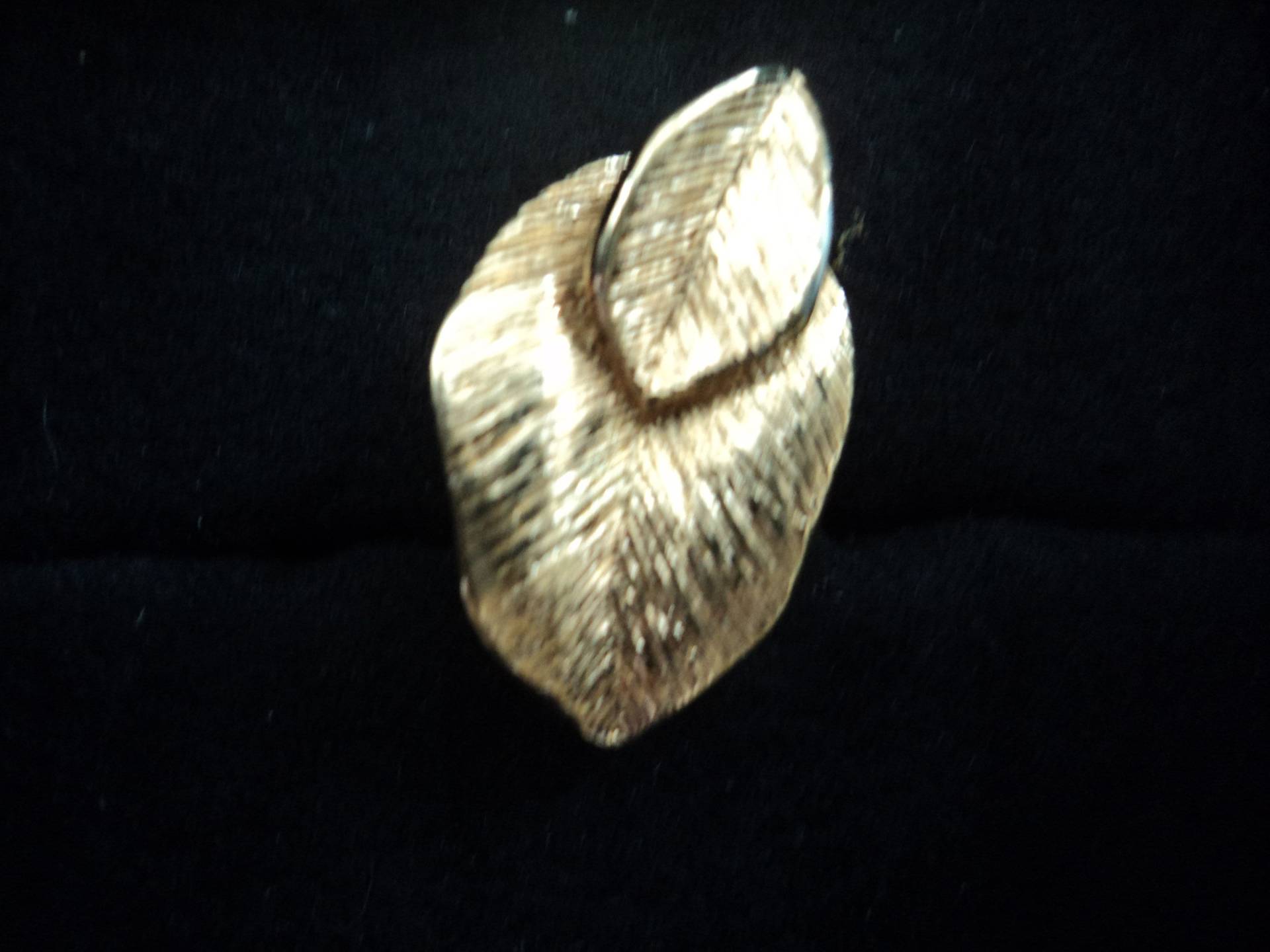 Vintage Blatt Anstecknadel Goldfarbene Brosche Signiert Amway 1982 Vintage Blatt Anstecknadel Goldfarbene Brosche Signiert Amway 1982 von ChanelHB