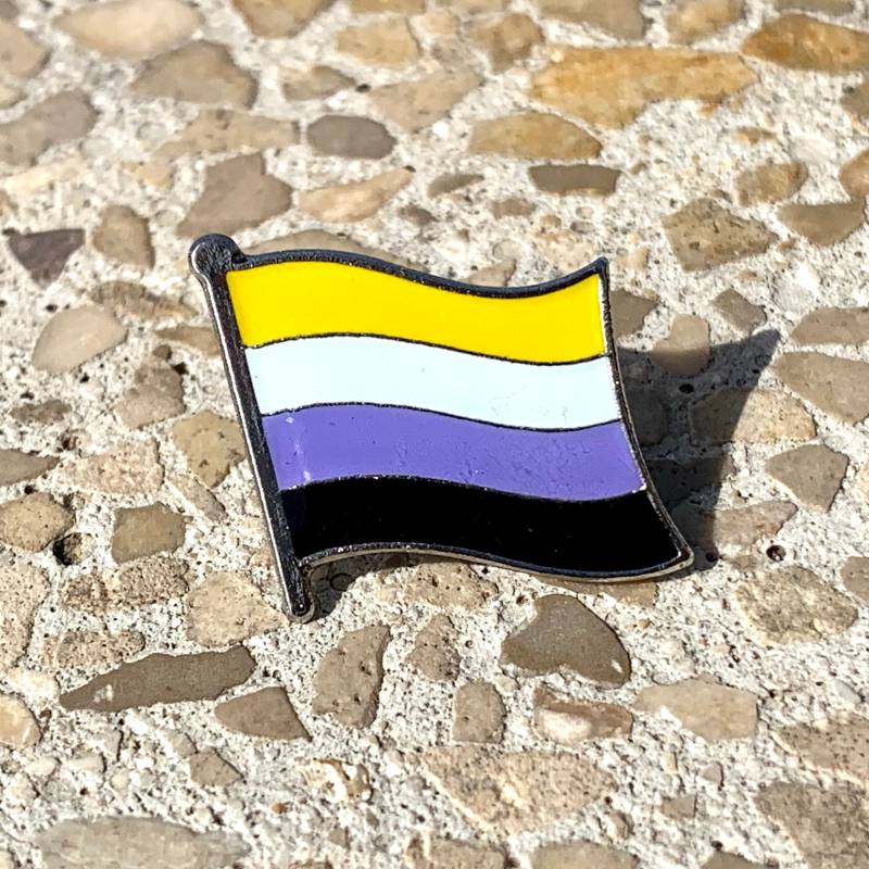 Non-Binary | Lgbtq Pride Flagge Anstecker Für Revers, Shirts, Rucksäcke, Hüte, Etc... Zwei Größen Non-Binary | Lgbtq Pride Flagge Anstecker Für Revers, Shirts, Rucksäcke, Hüte, Etc... Zwei Größen von ChangedMe