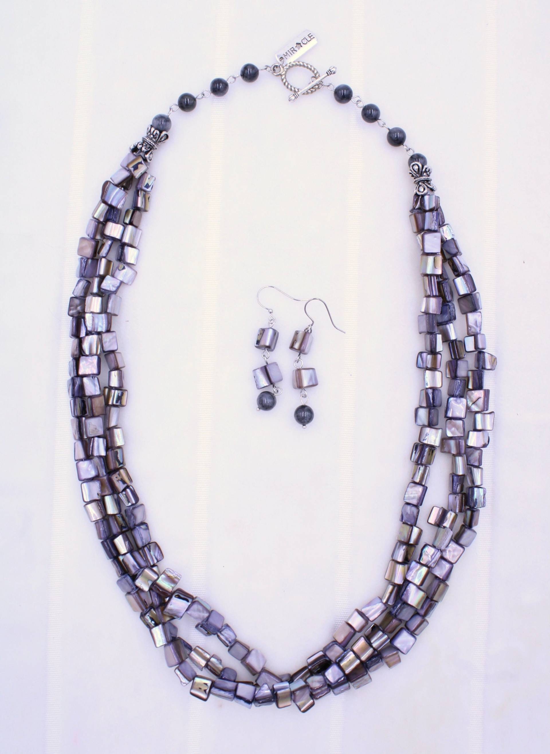 Graue Perlmutt Halskette + Ohrringe Schmuck Set - Dreireihige Baumeln Statement Halbedelsteine Graue Perlmutt Halskette + Ohrringe Schmuck Set - Dreireihige Baumeln Statement Halbedelsteine von ChannelKCreations