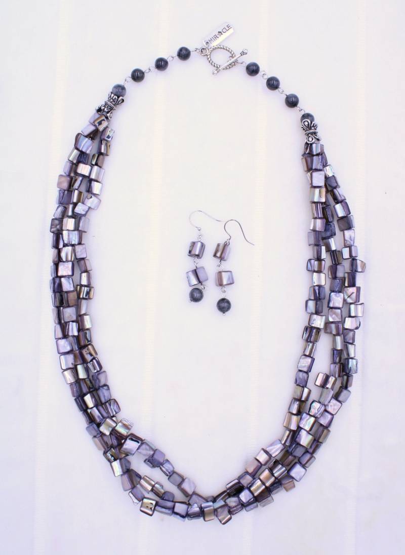 Graue Perlmutt Halskette + Ohrringe Schmuck Set - Dreireihige Baumeln Statement Halbedelsteine Graue Perlmutt Halskette + Ohrringe Schmuck Set - Dreireihige Baumeln Statement Halbedelsteine von ChannelKCreations