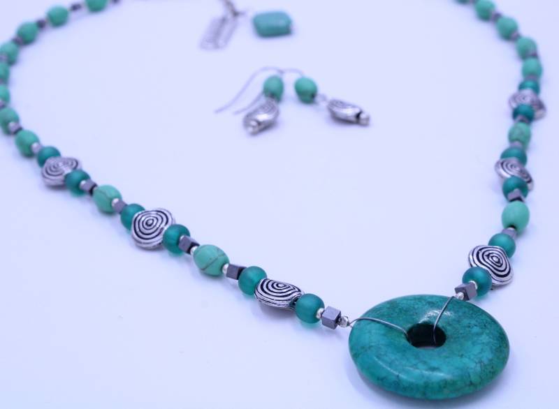 Grüner Serpentin Kreis Halskette + Ohrring Set - Silber Kreise Glas & Stahl Mit Aventurin Kragen Geschützt Grüner Serpentin Kreis Halskette + Ohrring Set - Silber Kreise Glas & Stahl Mit Aventurin Kragen Geschützt von ChannelKCreations