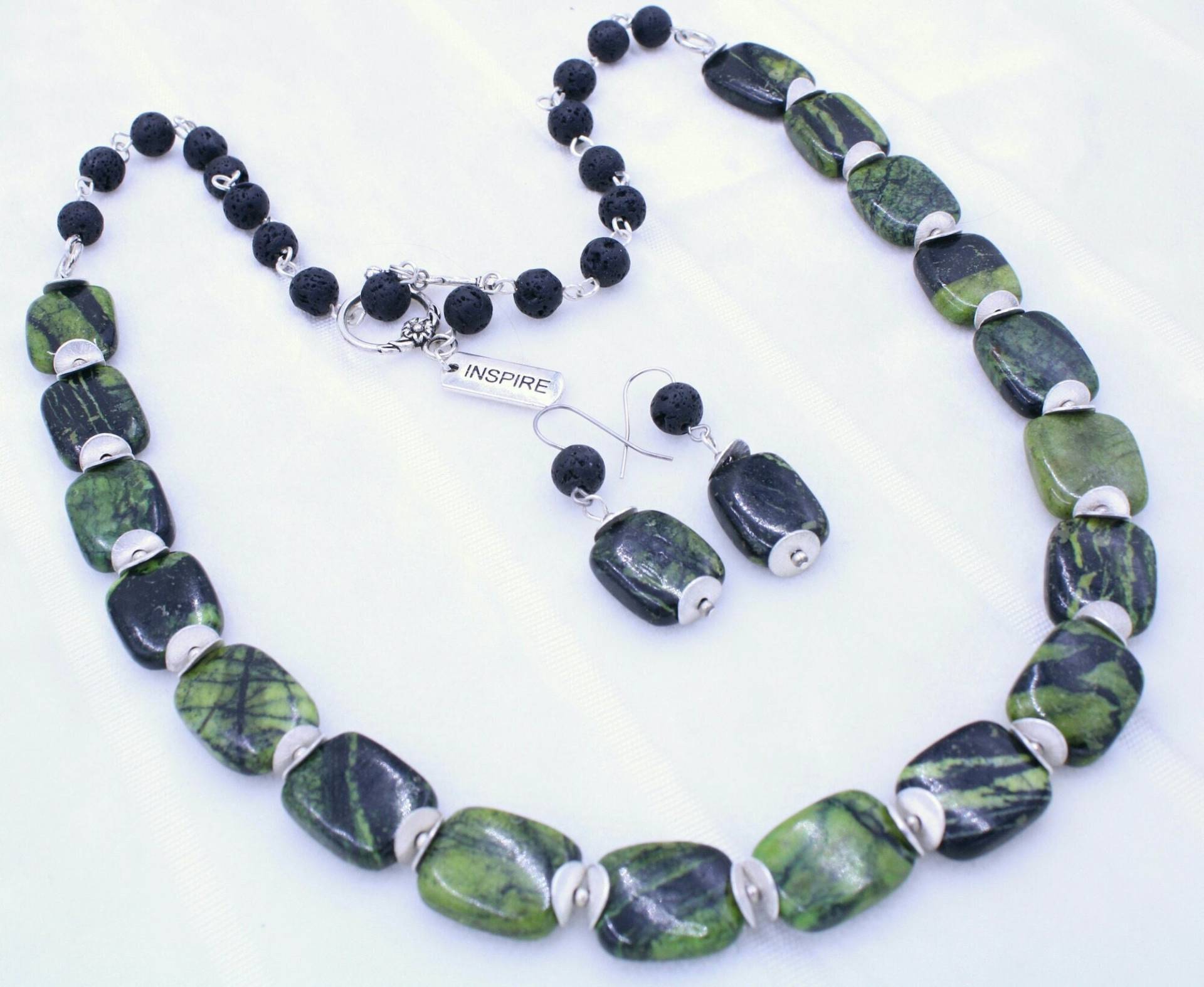 Grüner Zebrastreifen Jaspis Und Schwarze Lava Perlen Halskette + Ohrring Schmuck Set - Bold Statement Baumeln Ohrringe Sophisticated Grüner Zebrastreifen Jaspis Und Schwarze Lava Perlen Halskette + Ohrring Schmuck Set - Bold Statement Baumeln Ohrringe Sophisticated von ChannelKCreations