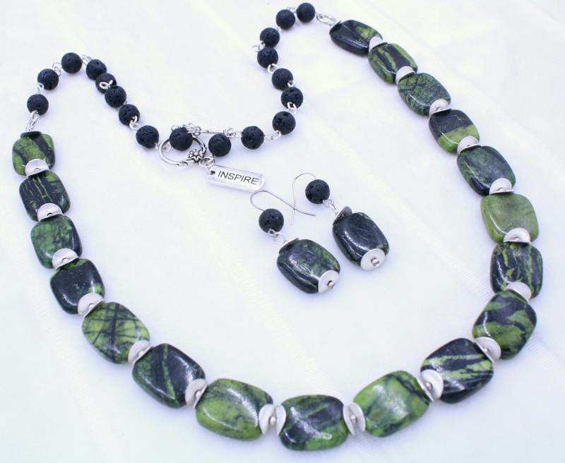 Grüner Zebrastreifen Jaspis Und Schwarze Lava Perlen Halskette + Ohrring Schmuck Set - Bold Statement Baumeln Ohrringe Sophisticated Grüner Zebrastreifen Jaspis Und Schwarze Lava Perlen Halskette + Ohrring Schmuck Set - Bold Statement Baumeln Ohrringe Sophisticated von ChannelKCreations